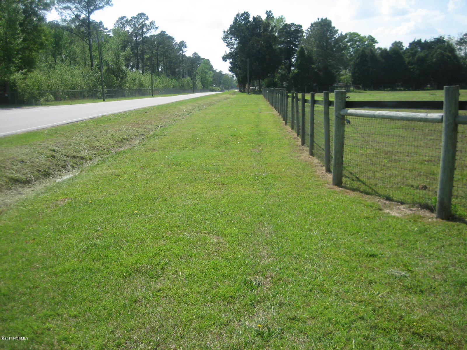 1094 Oak Grove Road Pollocksville, NC 28573 - Photo 5 of 32 Left Side