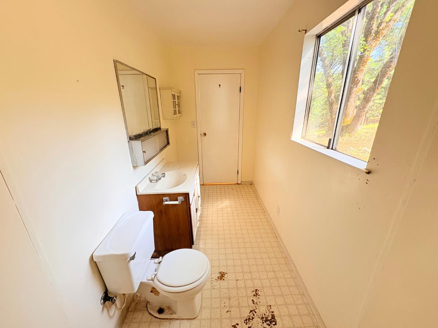 12063 Woodacre Road Grass Valley, CA 95949 - Photo 38 of 73 Toilet not operational