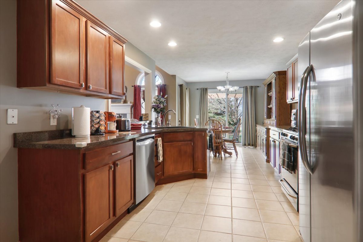 2219 Bracebridge Road Bloomington, IL 61705 - Photo 4 of 17