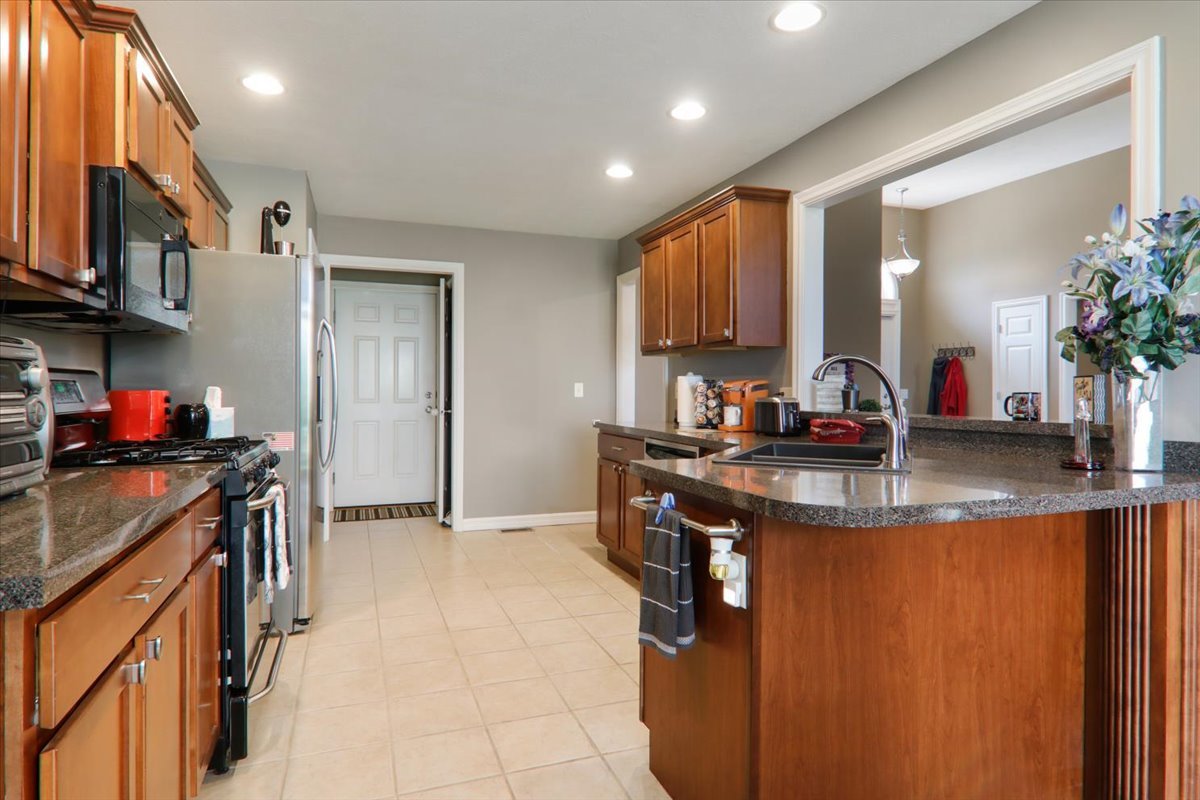 2219 Bracebridge Road Bloomington, IL 61705 - Photo 5 of 17