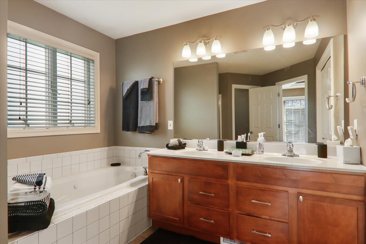 2219 Bracebridge Road Bloomington, IL 61705 - Photo 9 of 17