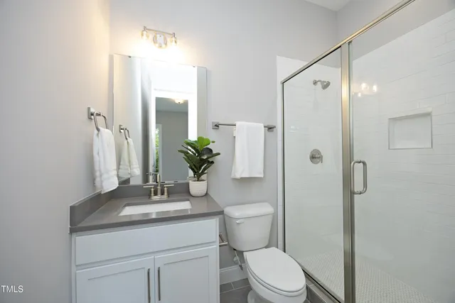 a view of entryway with window