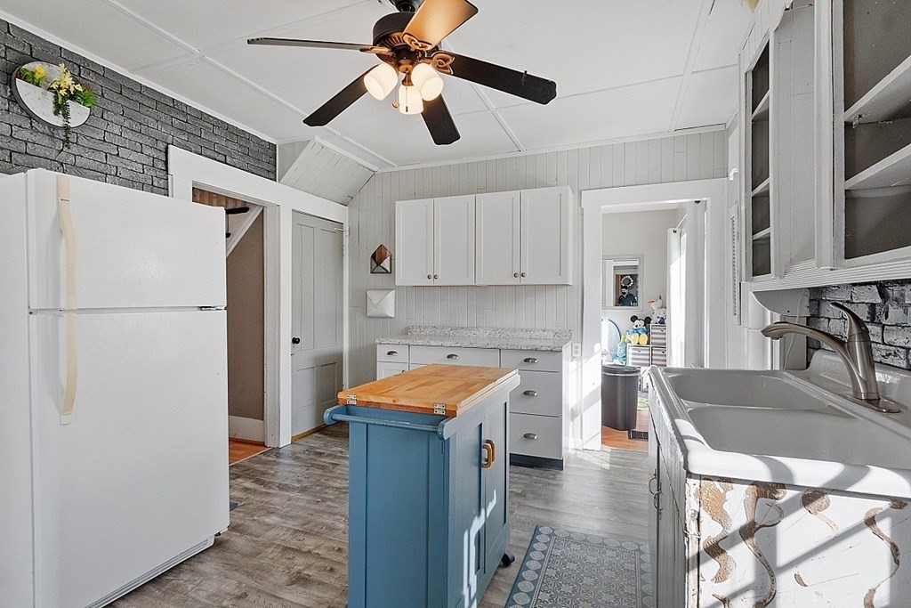 566 Brook Street Clinton, MA 01510 - Photo 6 of 22 Gallery Image 6