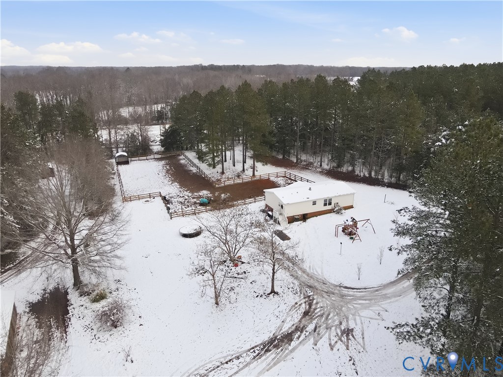 13520 Dykeland Road Amelia Court House, VA 23002 - Photo 20 of 33 a view of a terrace with skyline