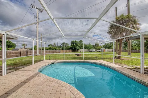 a view of a backyard