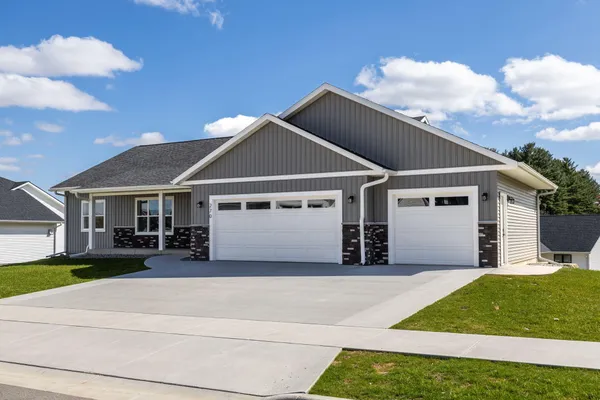 $489,900 | 270 Southern Drive, Holmen, WI 54636