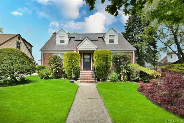 $899,999 | 246-35 85th Road | Bellerose Manor