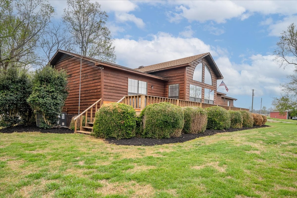 a view of a house with backyard and garden