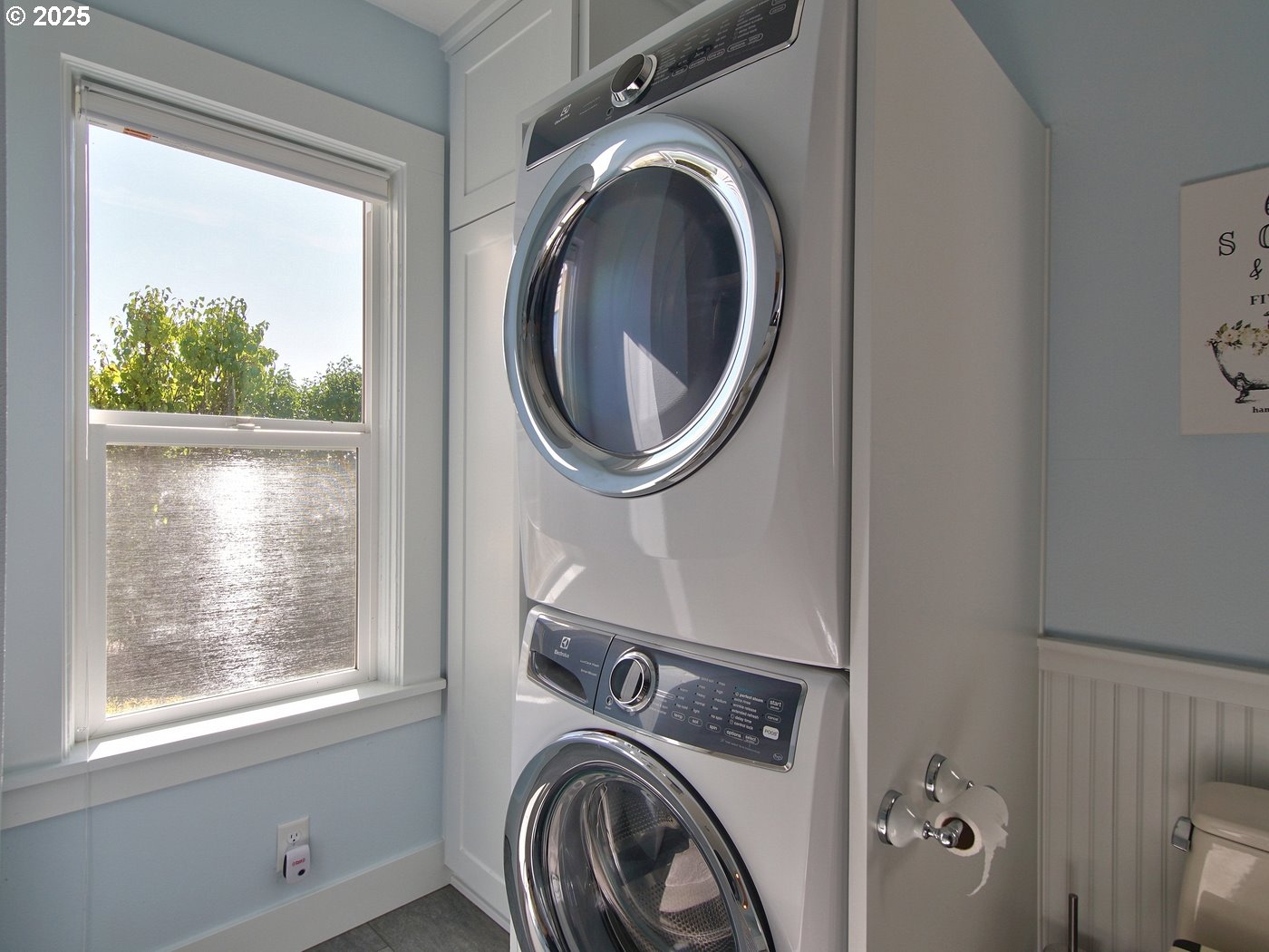 19945 Northeast Ribbon Ridge Road Newberg, OR 97132 - Photo 17 of 47 a utility room with dryer and washer
