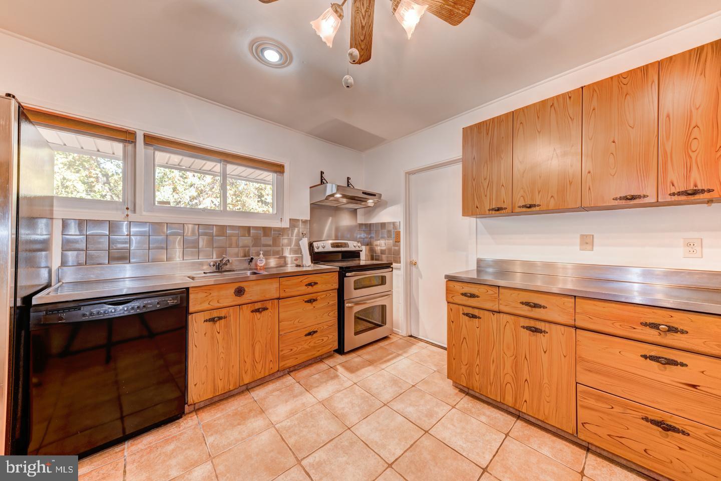 84 Sweetgum Road Levittown, PA 19056 - Photo 5 of 36 Gallery Image 5