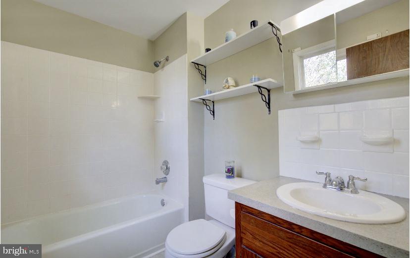 1265 Woodmere Road Pottstown, PA 19464 - Photo 24 of 31 Upper Level Master BA