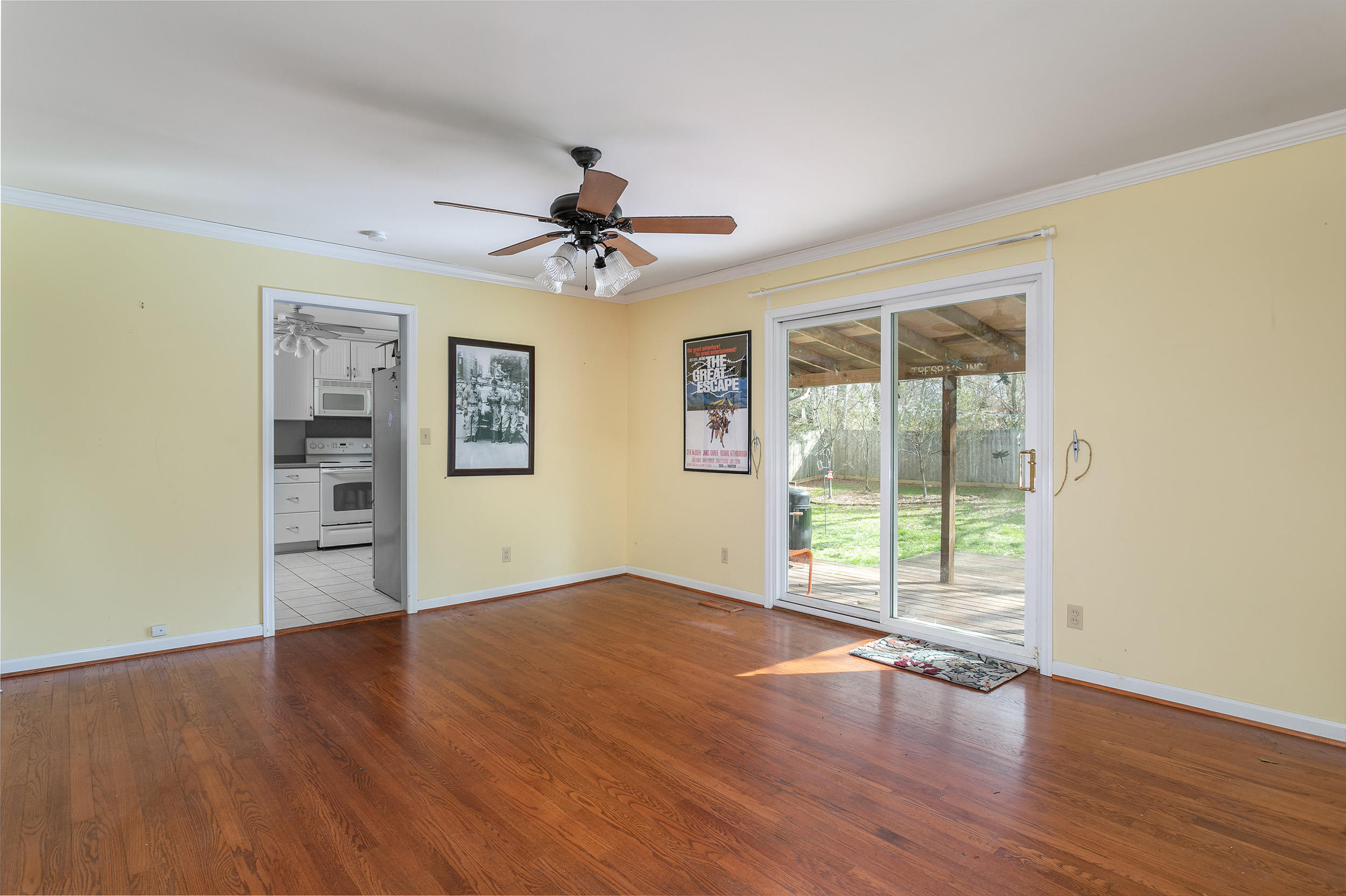 1242 Gadd Road Hixson, TN 37343 - Photo 4 of 13 1242 Gadd Rd._Family room_by 161 Photogr
