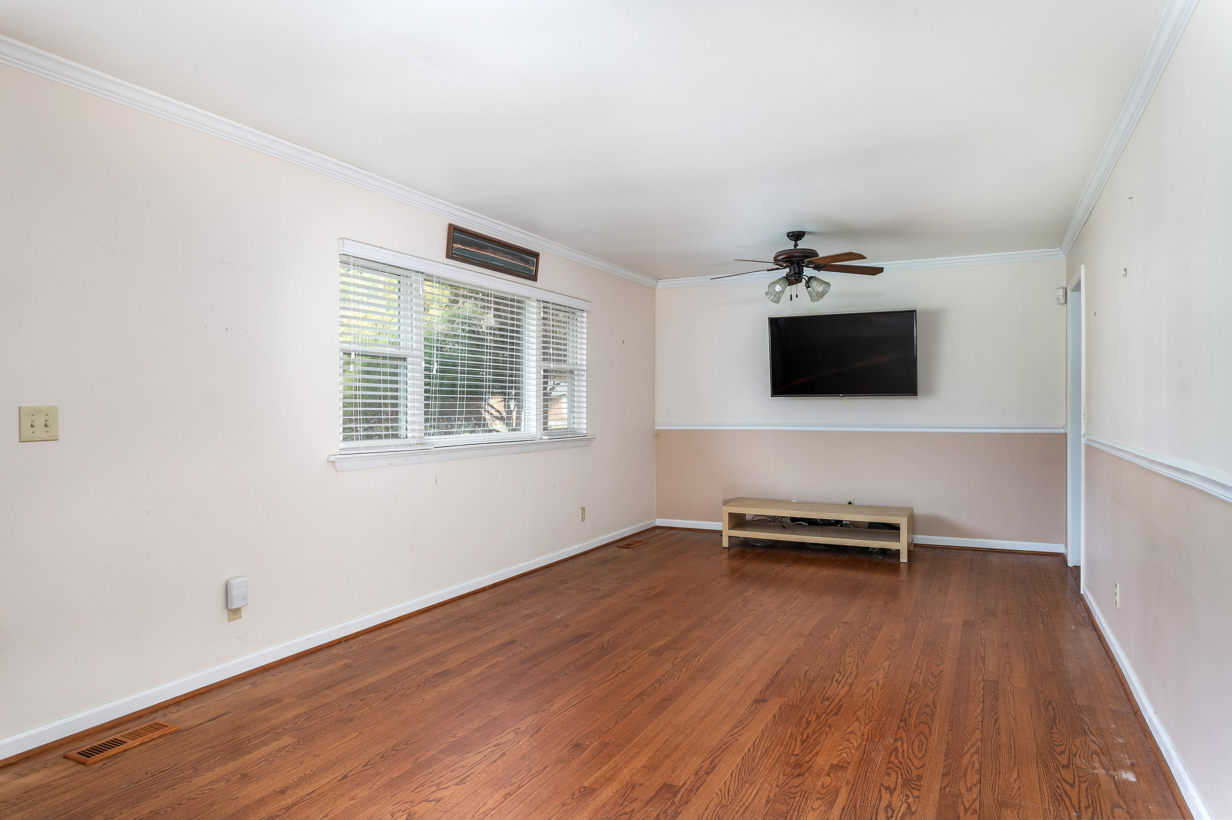 1242 Gadd Road Hixson, TN 37343 - Photo 5 of 13 1242 Gadd Rd._Living Room_by 161 Photogr