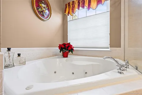 $999,999 | 4 Avolet Court, Mount Sinai, NY 11766