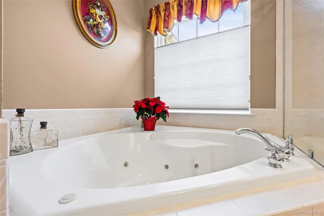 $999,999 | 4 Avolet Court, Mount Sinai, NY 11766