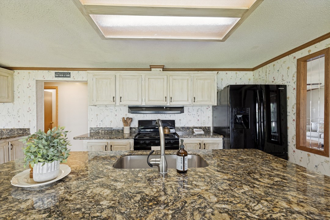 207 Vivian Road Onalaska, TX 77360 - Photo 14 of 34 a kitchen with a refrigerator and a stove
