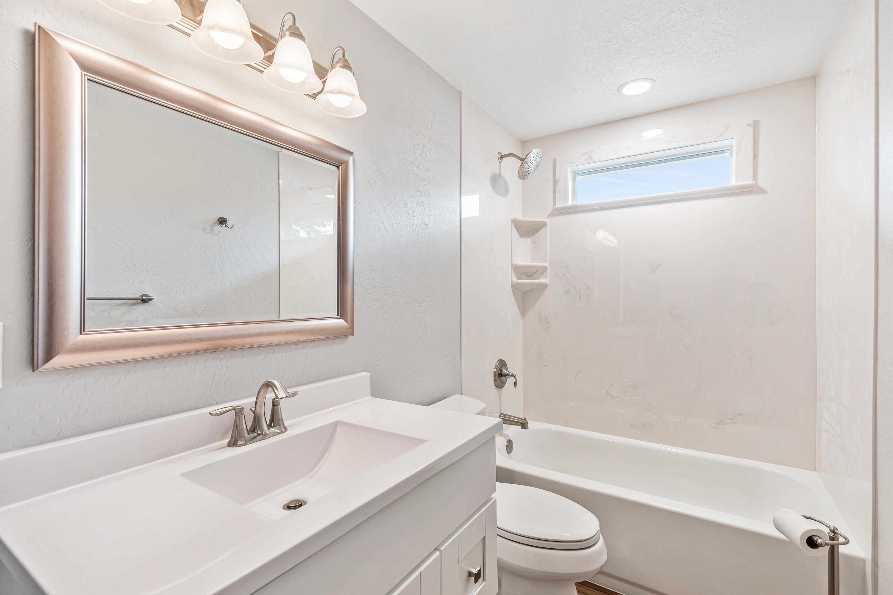 8034 Division Road White City, OR 97503 - Photo 21 of 31 Guest Bath - Tub/Shower