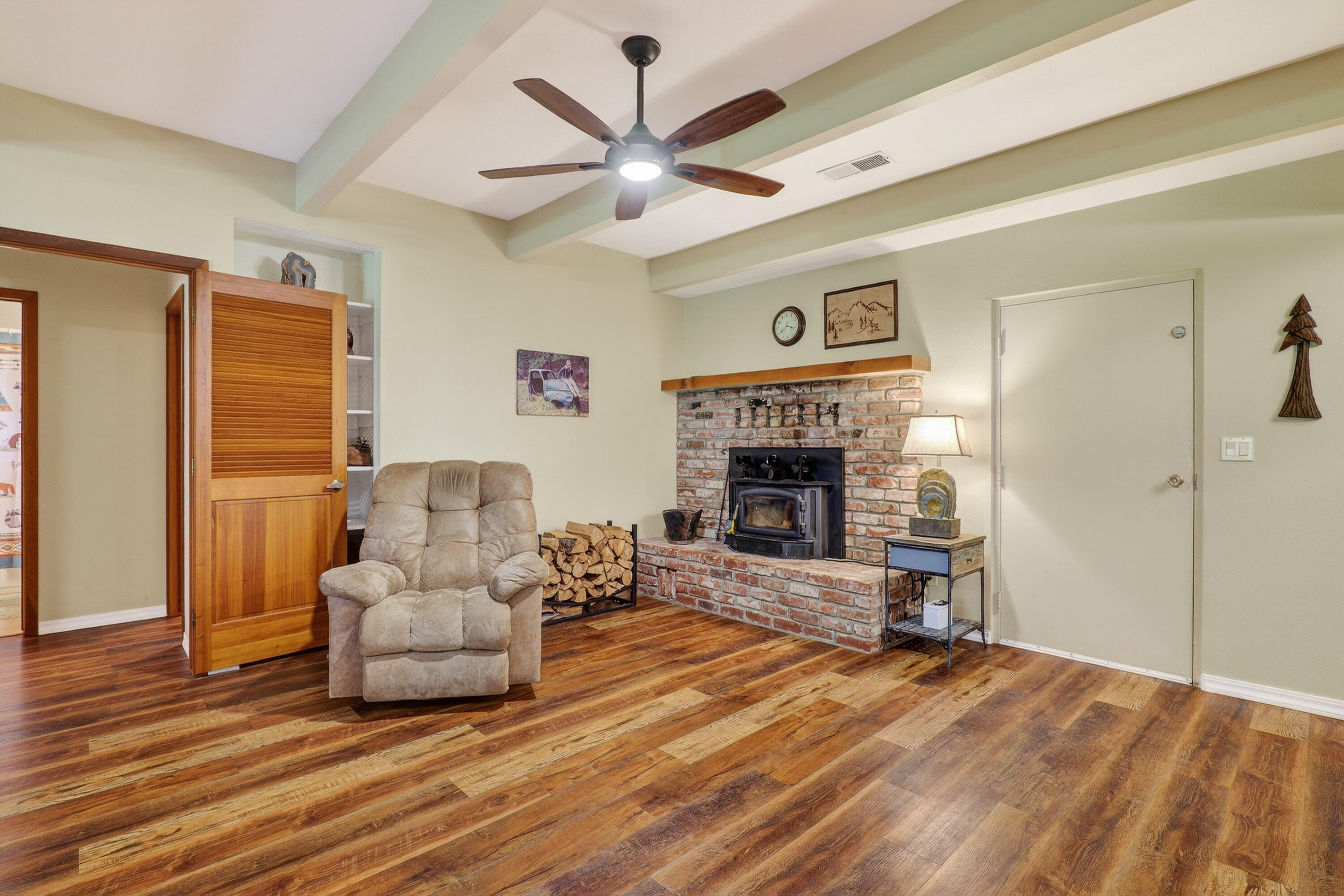 244 Riessen Road Grants Pass, OR 97526 - Photo 7 of 52 a living room with furniture and a fireplace