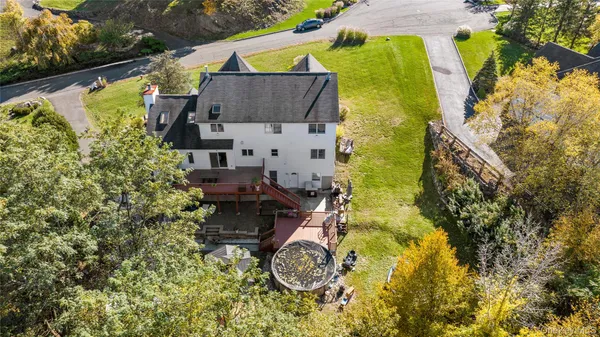 a view of a house with backyard