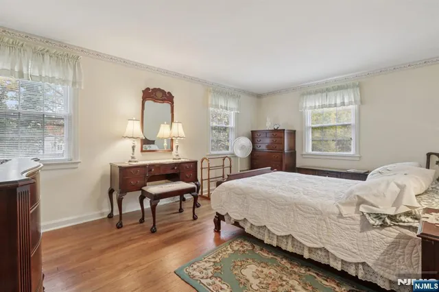 $937,500 | 52 Surrey Lane, Tenafly, NJ 07670