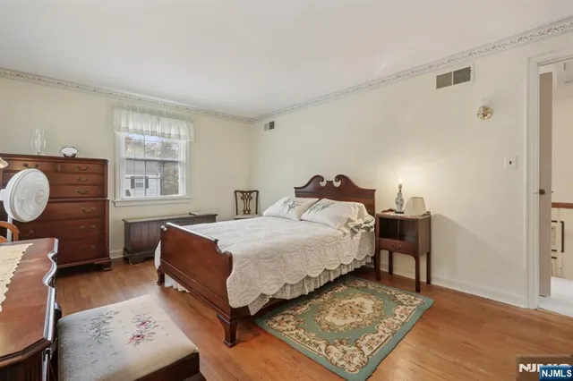 $937,500 | 52 Surrey Lane, Tenafly, NJ 07670