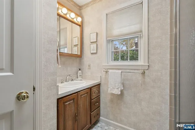 $937,500 | 52 Surrey Lane, Tenafly, NJ 07670