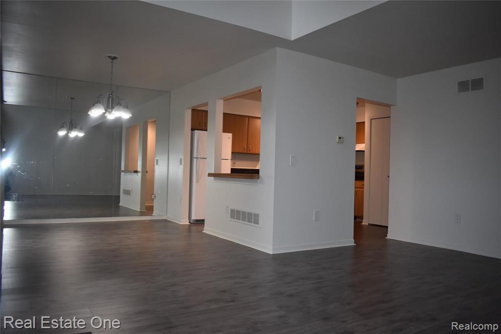 654 Glasgow Court Rochester Hills, MI 48307 - Photo 10 of 30