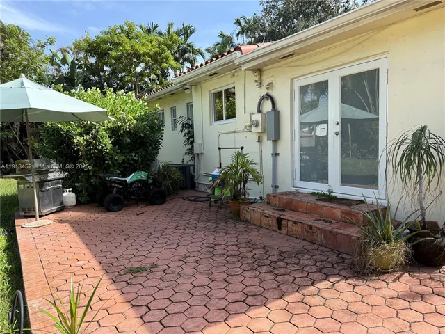 a view of a house with backyard and sitting area