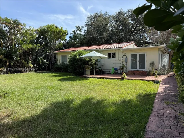 a view of a house with backyard and garden
