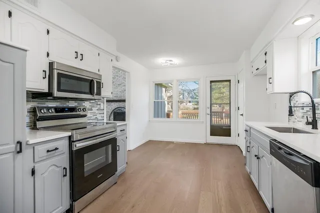 $425,000 | 3909 Southwest Hidden Cove Drive, Lee's Summit, MO 64082