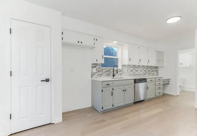 $425,000 | 3909 Southwest Hidden Cove Drive, Lee's Summit, MO 64082