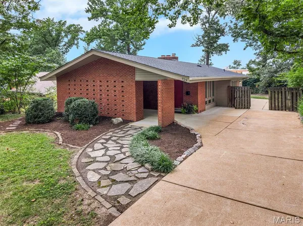 $450,000 | 729 West Jewel Avenue, St. Louis, MO 63122