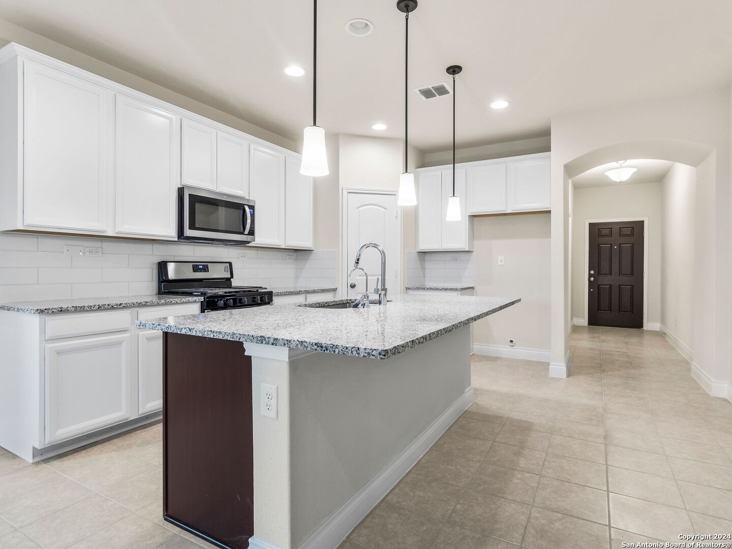 121 Inverness Boerne, TX 78015 - Photo 5 of 27