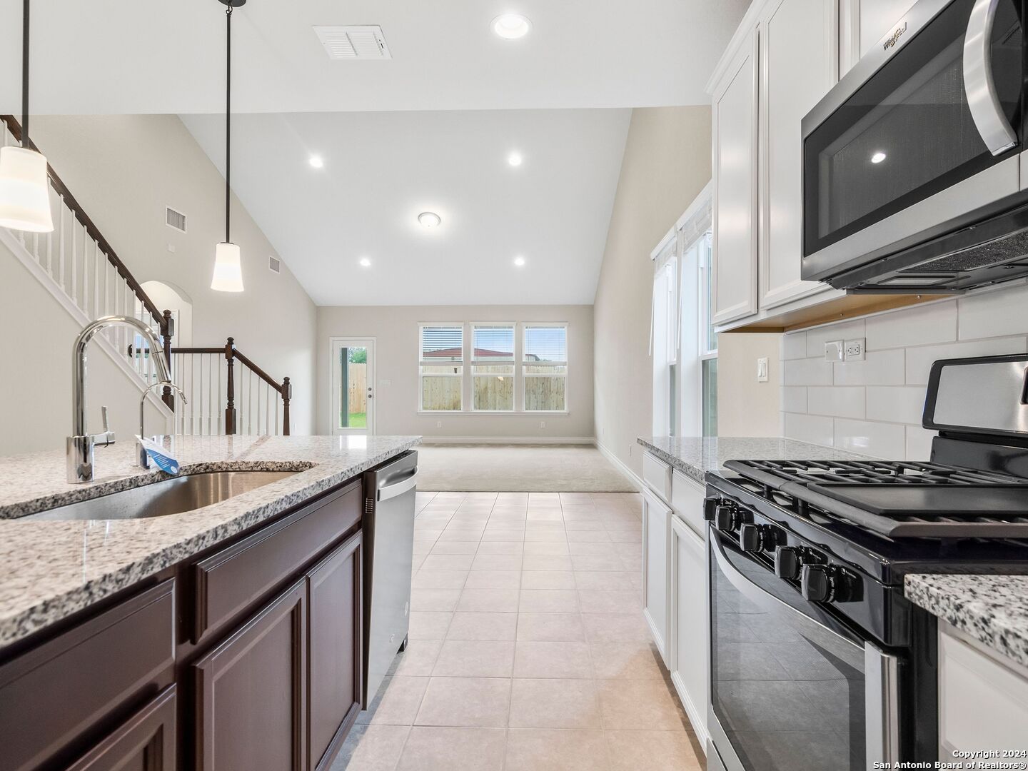 121 Inverness Boerne, TX 78015 - Photo 7 of 27