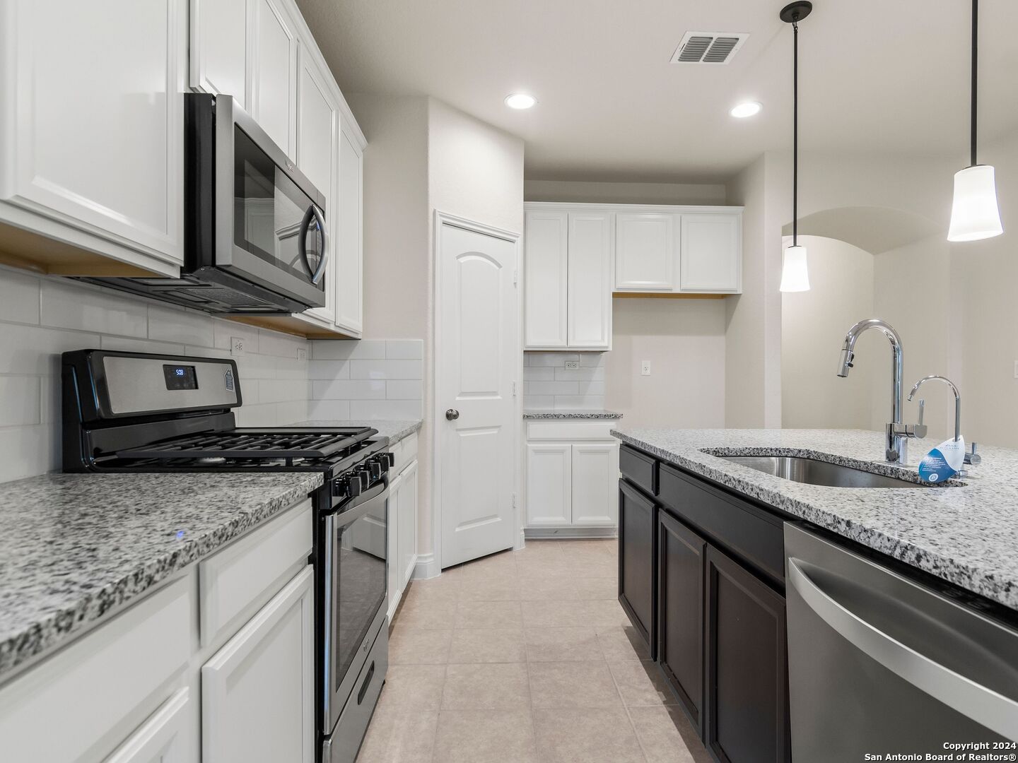121 Inverness Boerne, TX 78015 - Photo 8 of 27