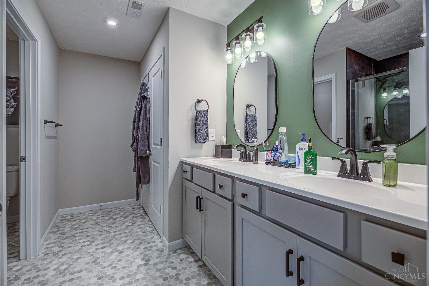 7339 Hunters Ridge Lane Cincinnati, OH 45247 - Photo 33 of 44 Gallery Image 33