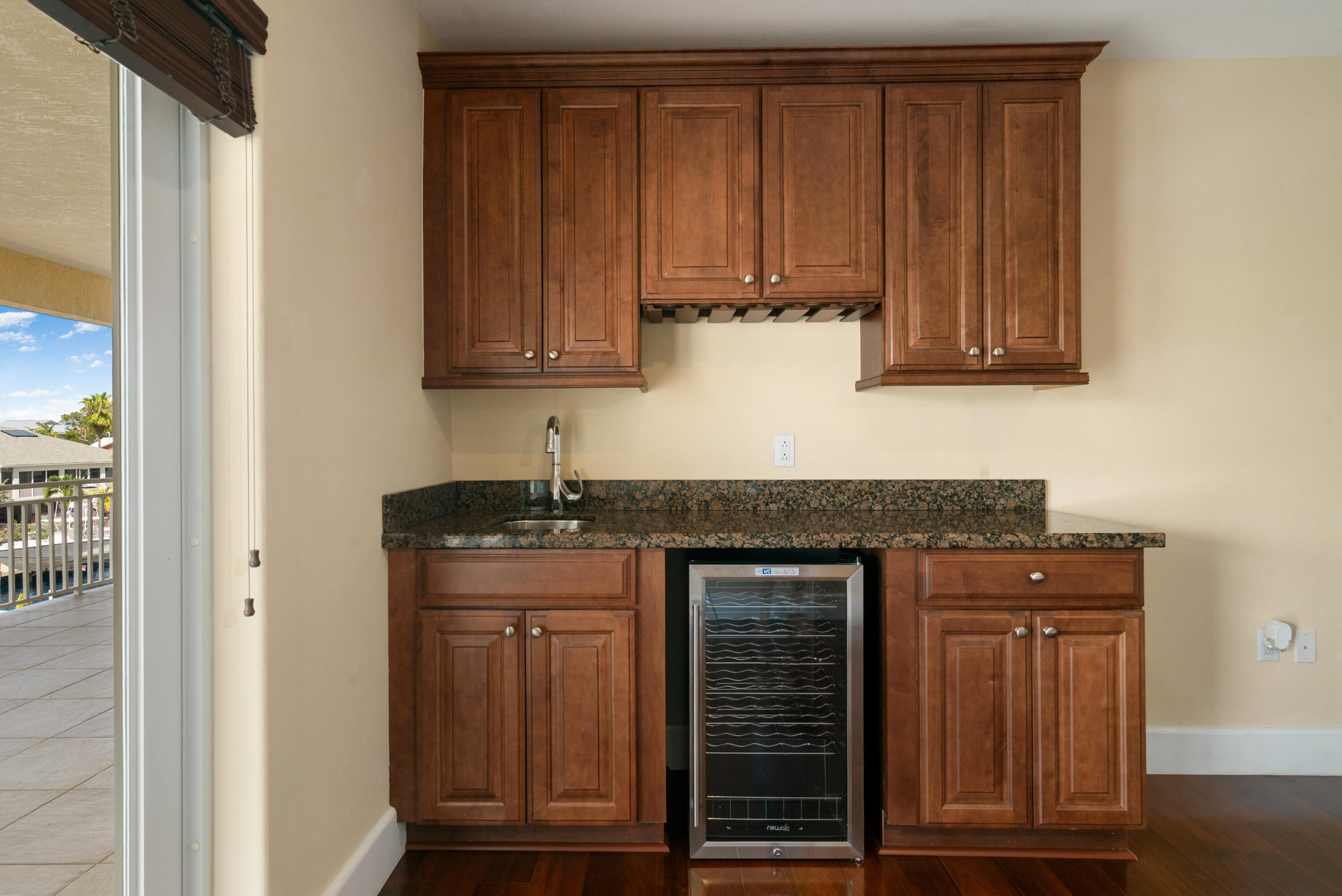 52 Andros Road Key Largo, FL 33037 - Photo 36 of 66 Wet bar