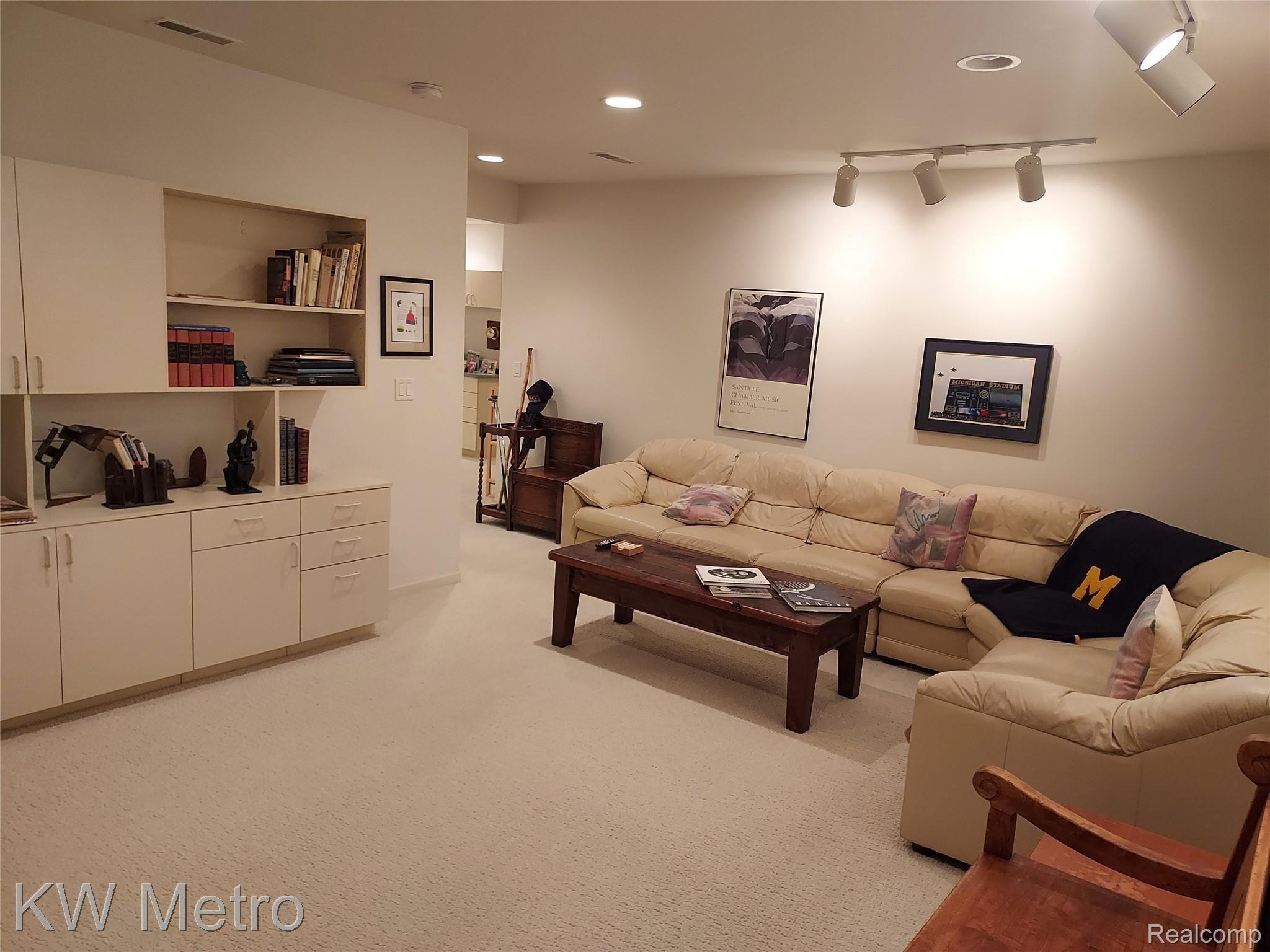 5251 Simpson Lake Road West Bloomfield, MI 48323 - Photo 23 of 30 20220127_111145.jpg