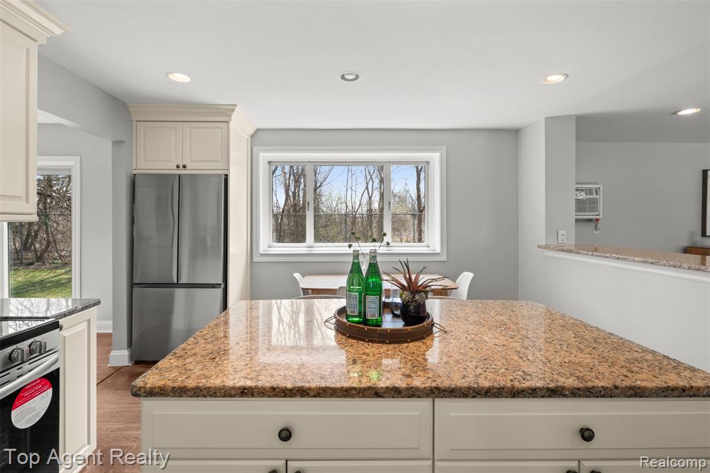 1593 Parke Street Rochester Hills, MI 48307 - Photo 13 of 34