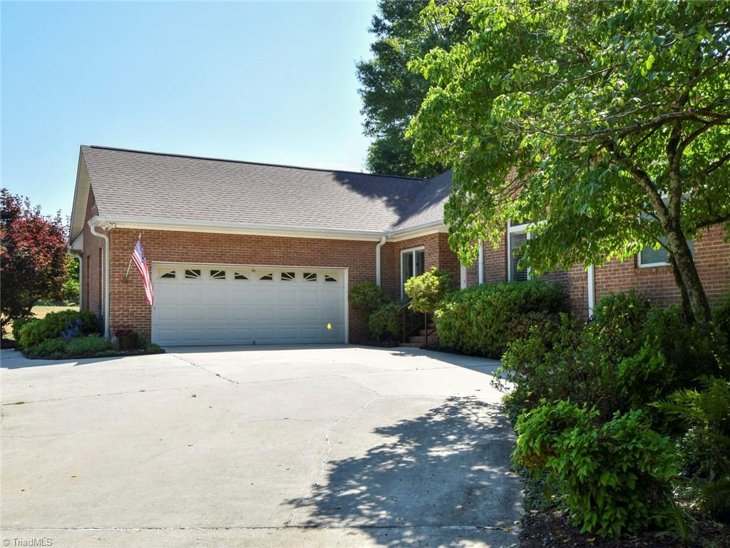 2116 Laura Lane High Point, NC 27262 - Photo 3 of 43 Gallery Image 3