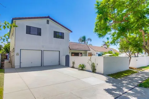 a view of a house with backyard and sitting area