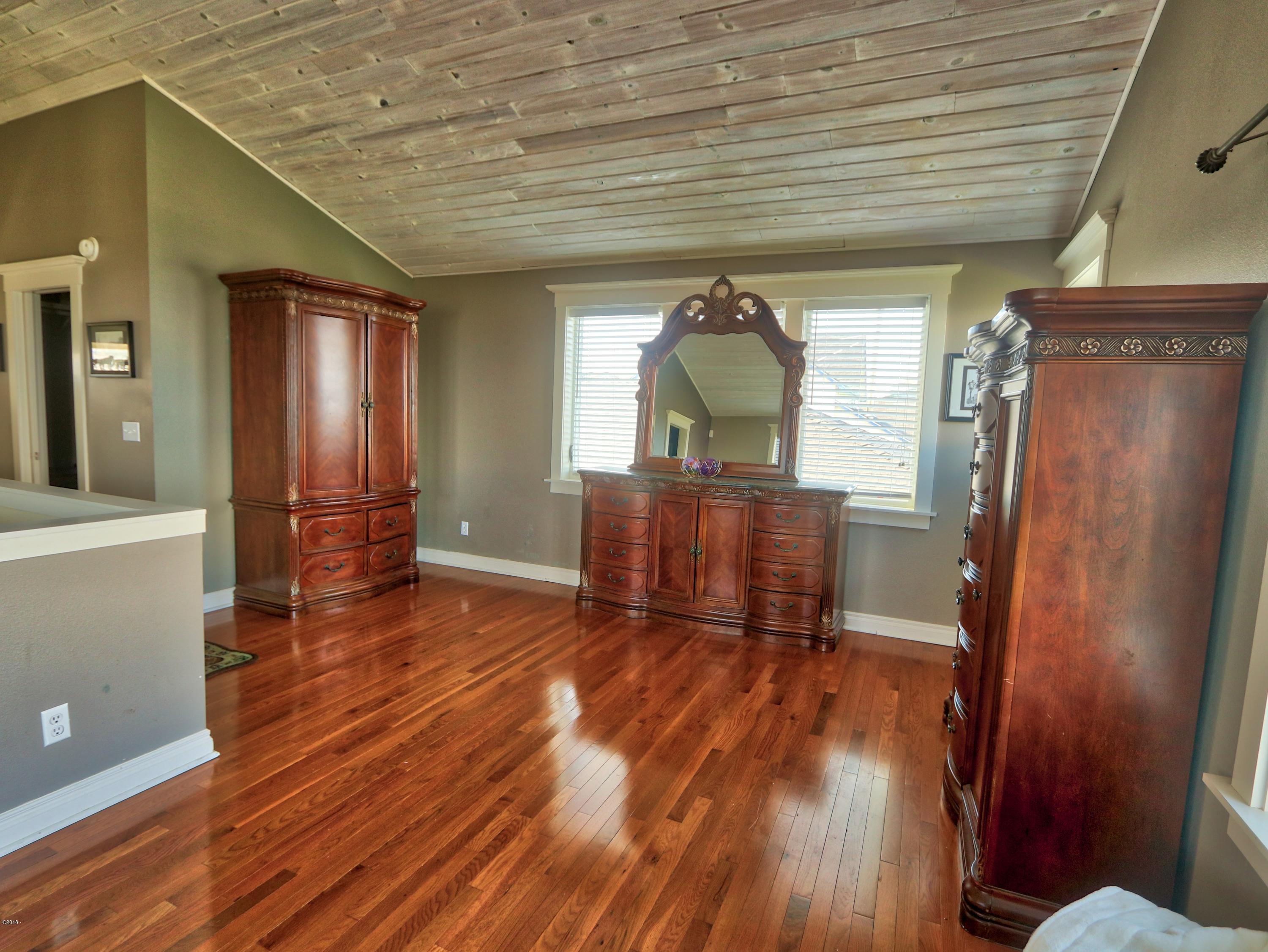 47 Southwest Hurbert Street Newport, OR 97365 - Photo 19 of 34 Master