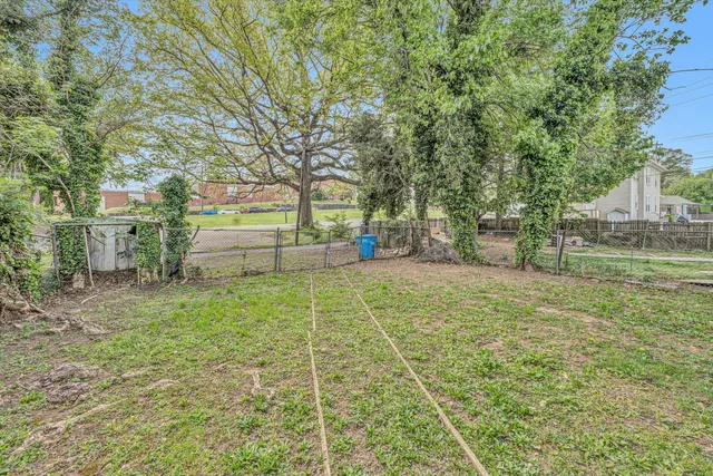 a view of a yard with basketball court