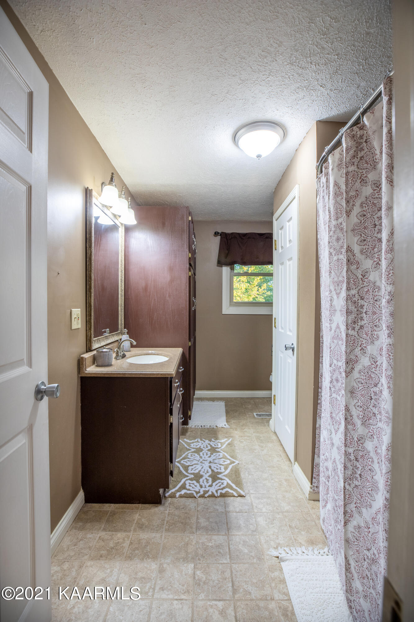 2349 Buffalo Road Oneida, TN 37841 - Photo 29 of 41 Upstairs bath