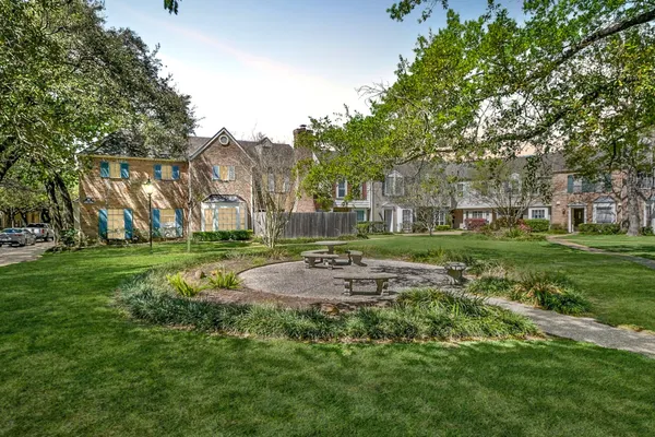 a view of yard with green space