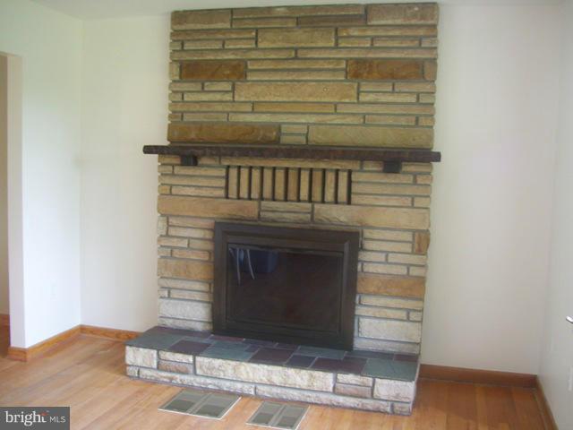 11911 Old Legislative Road Southwest Midlothian, MD 21532 - Photo 3 of 30 Living Room