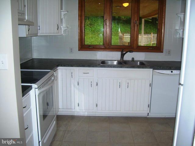 11911 Old Legislative Road Southwest Midlothian, MD 21532 - Photo 8 of 30 Kitchen
