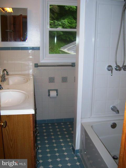 11911 Old Legislative Road Southwest Midlothian, MD 21532 - Photo 9 of 30 Bath