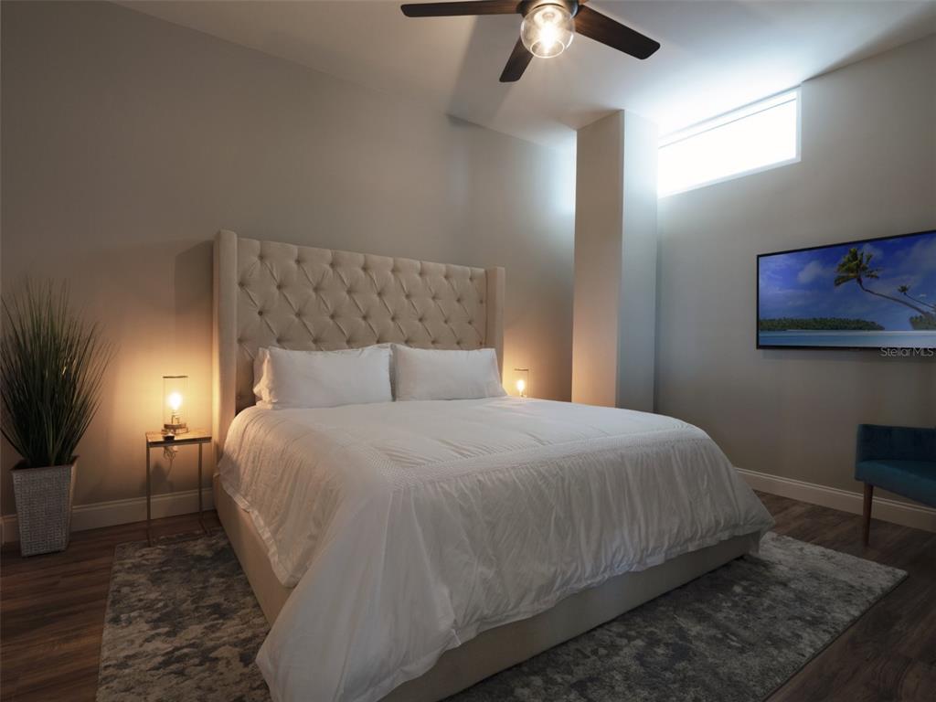 525 East Jackson Street Orlando, FL 32801 - Photo 29 of 65 a large bed sitting in a bedroom next to a lamp