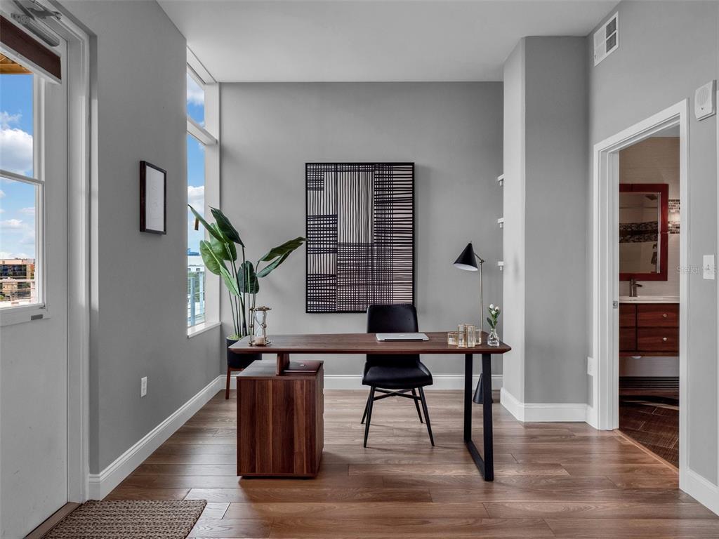 525 East Jackson Street Orlando, FL 32801 - Photo 34 of 65 a view of a livingroom with furniture and window